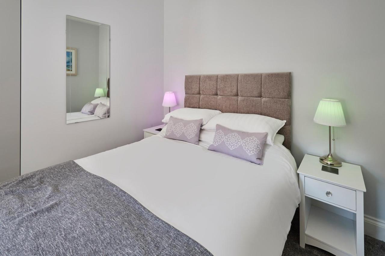 Host & - Brooklands Timeless Apartment