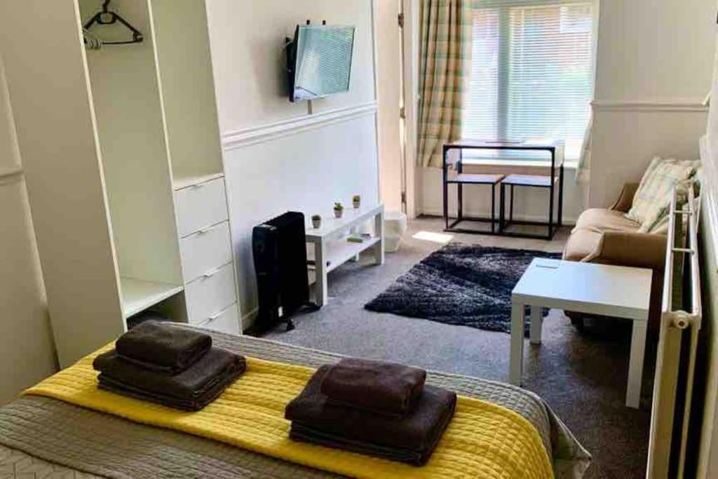 1studio Avenue House * Scarborough