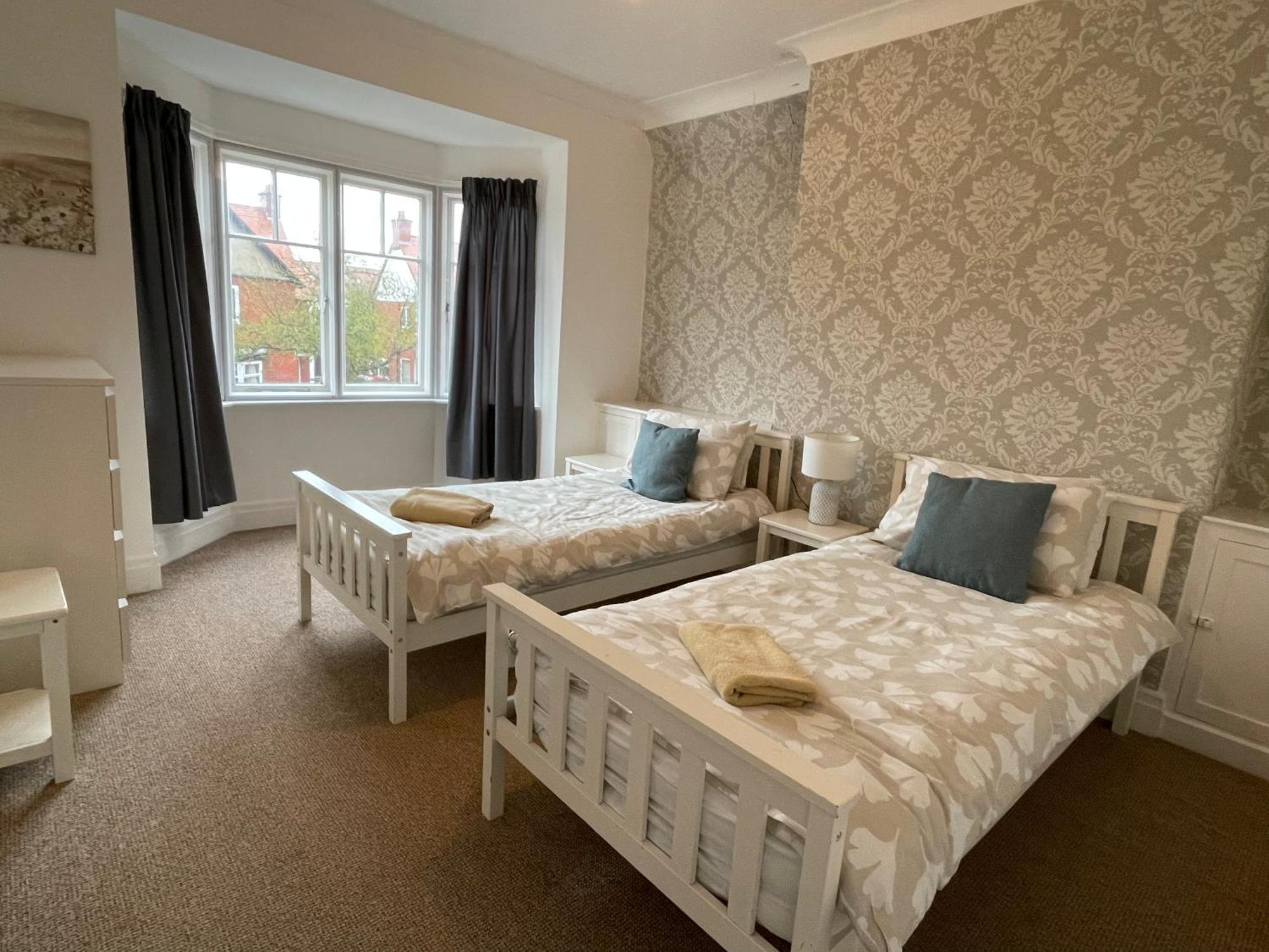 Large 5 Bed House In Near The Beach, Large Garden & Hot Tub Holiday home