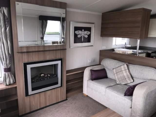 3 Bedroomed Caravan With Amazing Sea Views! *