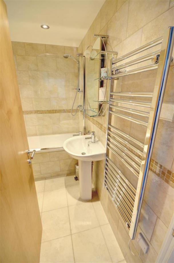 Hotties House - Two-bed Cottage, Dog-friendly & Off-street Parking - Scarborough