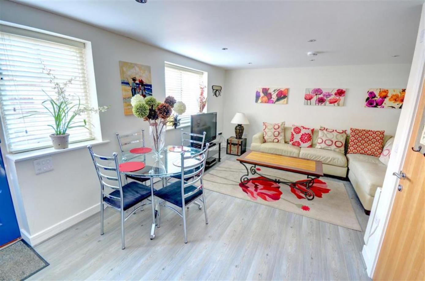 Hotties House - Two-bed Cottage, Dog-friendly & Off-street Parking -