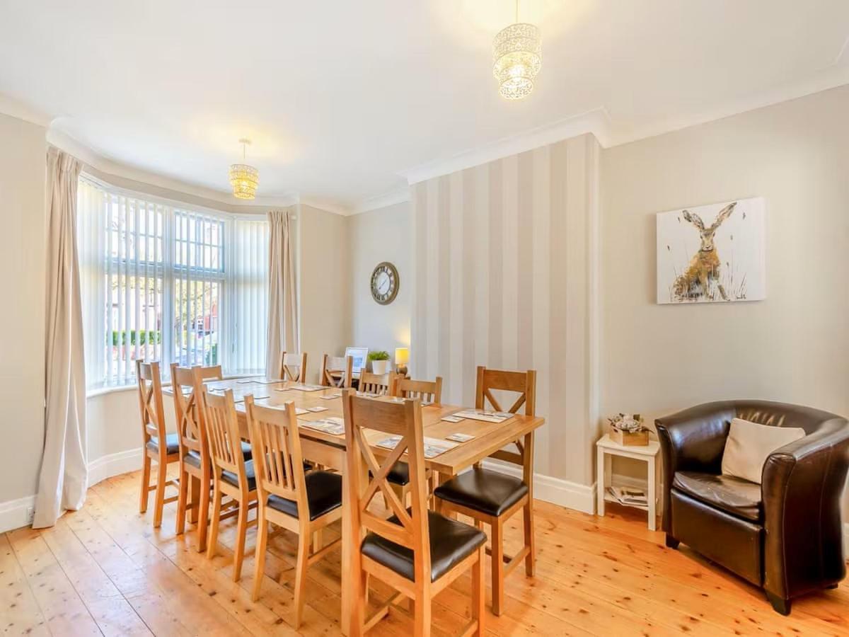 Large 5 Bed House In Near The Beach, Large Garden & Hot Tub *