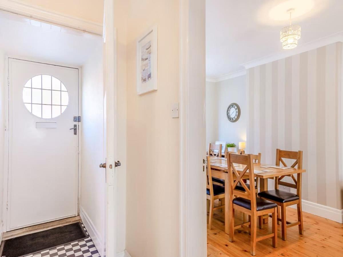 Large 5 Bed House In Near The Beach, Large Garden & Hot Tub