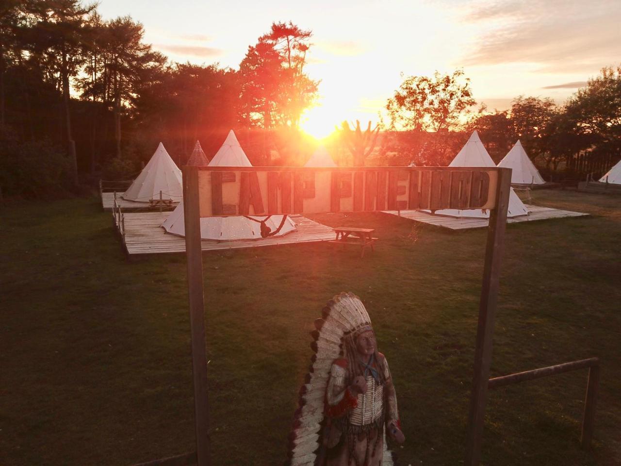 Pinewood Park - Tipis, Hot Tubs And 4*