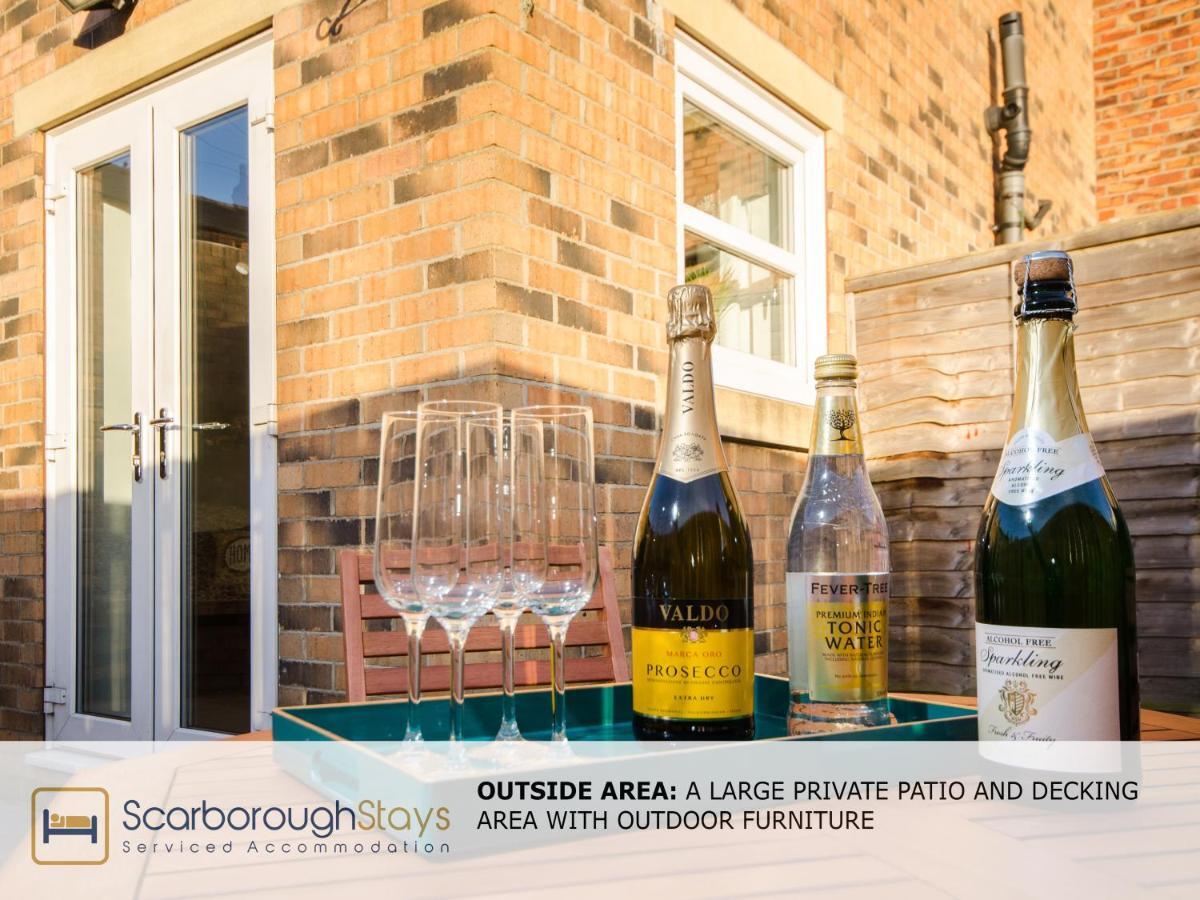 Hibernia Place, 3 Bedroom Townhouse With Patio & Seating Area - Free Parking *