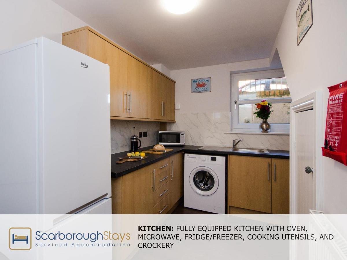 Hibernia Place, 3 Bedroom Townhouse With Patio & Seating Area - Free Parking * Scarborough