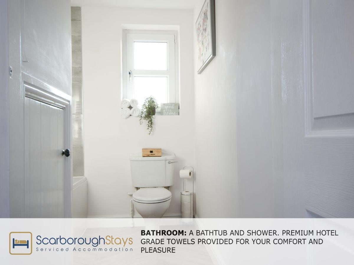 Hibernia Place, 3 Bedroom Townhouse With Patio & Seating Area - Free Parking Holiday home *