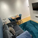 Sitwell Coastal Apartment With Free Parking
