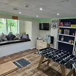 Modern Ground Floor, 2 Bedroom Apartment, With Games, Chill Out Room