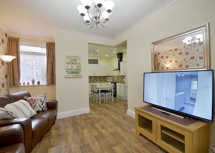 Modern Ground Floor, 2 Bedroom Apartment, With Games, Chill Out Room