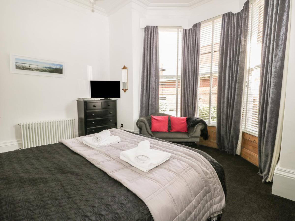 Esplanade Gardens, 1 *
