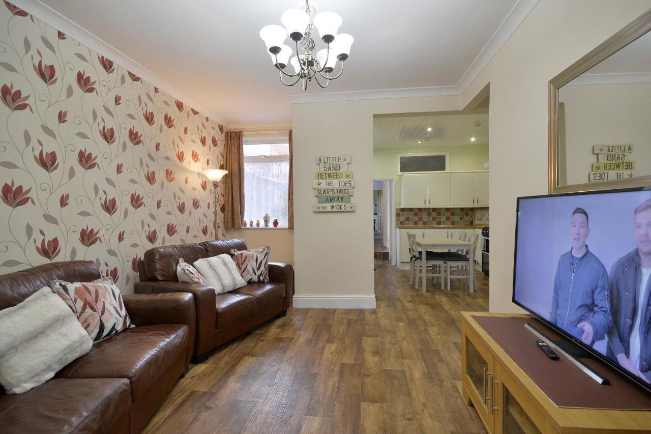 Modern Ground Floor, 2 Bedroom Apartment, With Games, Chill Out Room Apartment Scarborough