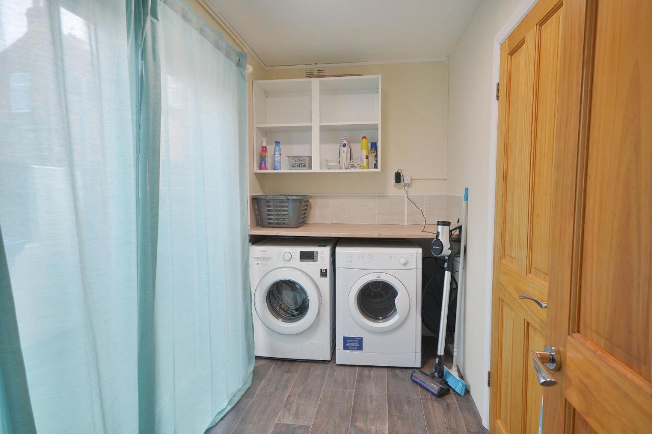 Modern Ground Floor, 2 Bedroom Apartment, With Games, Chill Out Room Apartment *