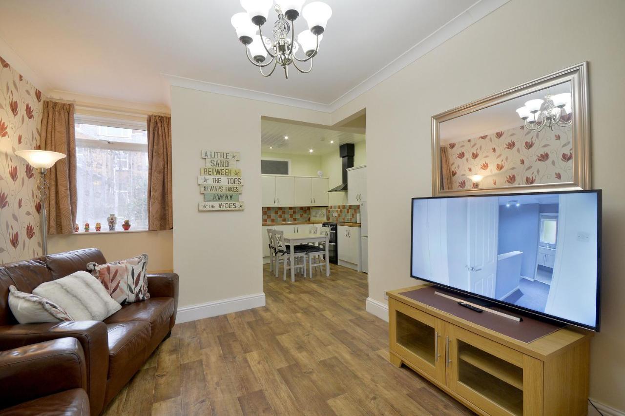 Modern Ground Floor, 2 Bedroom Apartment, With Games, Chill Out Room Apartment *