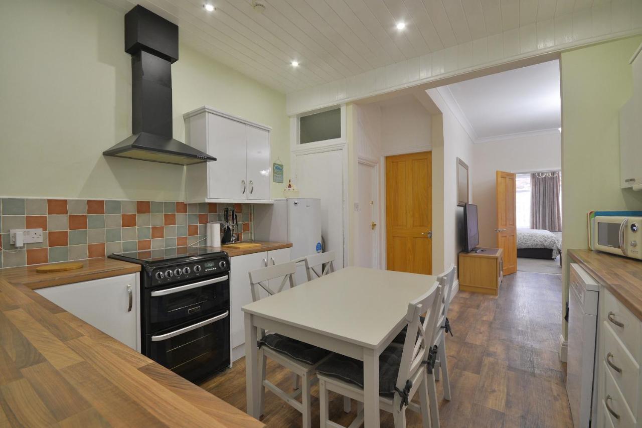 Modern Ground Floor, 2 Bedroom Apartment, With Games, Chill Out Room Apartment *
