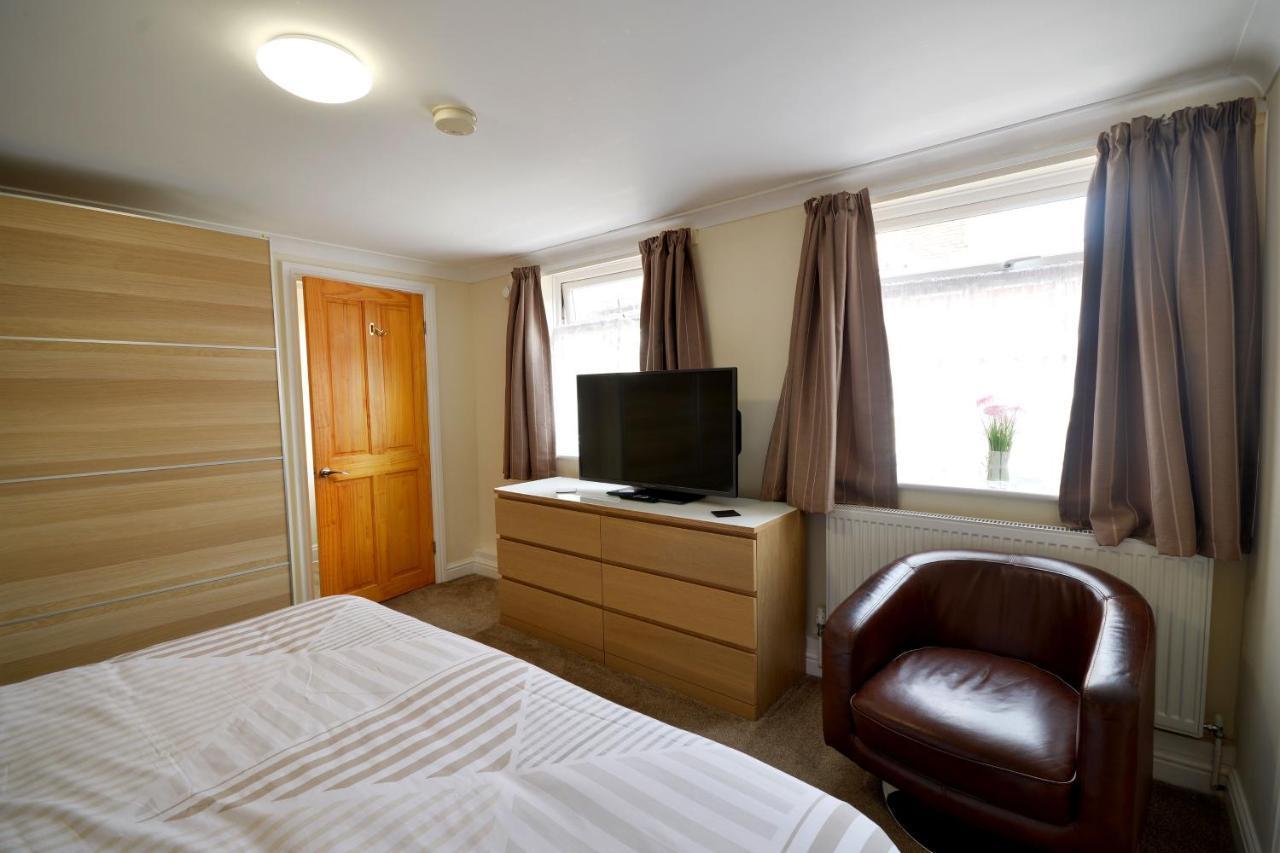 Apartment Modern Ground Floor, 2 Bedroom Apartment, With Games, Chill Out Room *