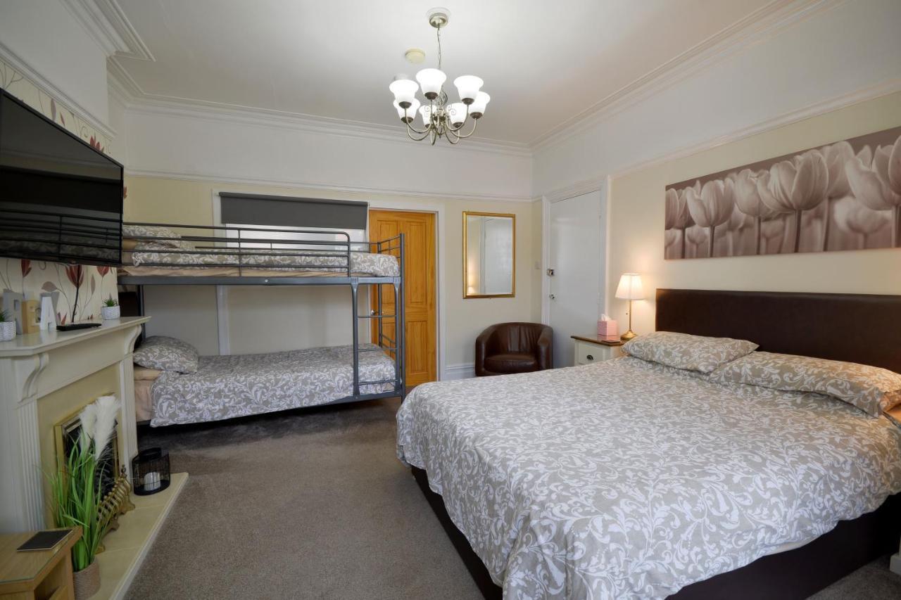 Apartment Modern Ground Floor, 2 Bedroom Apartment, With Games, Chill Out Room